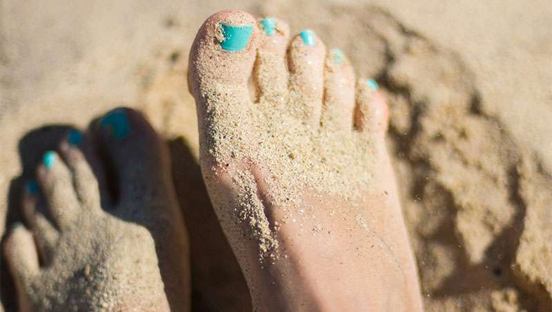 Caminar por la playa y sus efectos en los pies