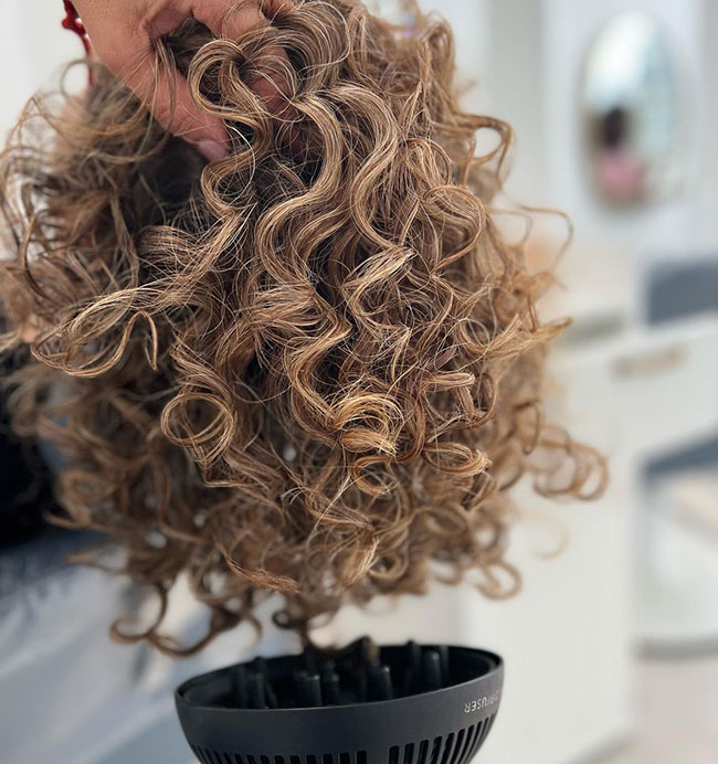 Especialistas en tratamiento y corte de cabello rizado: Método Curly